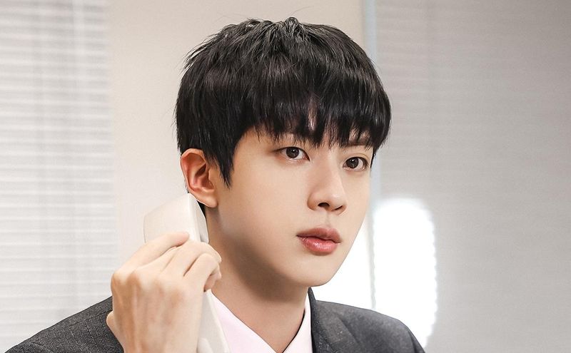 “완판 신화 또 썼다”…방탄소년단 진, ‘위버스 라이브’ 속 선글라스 품절열풍→글로벌 마케팅 파워