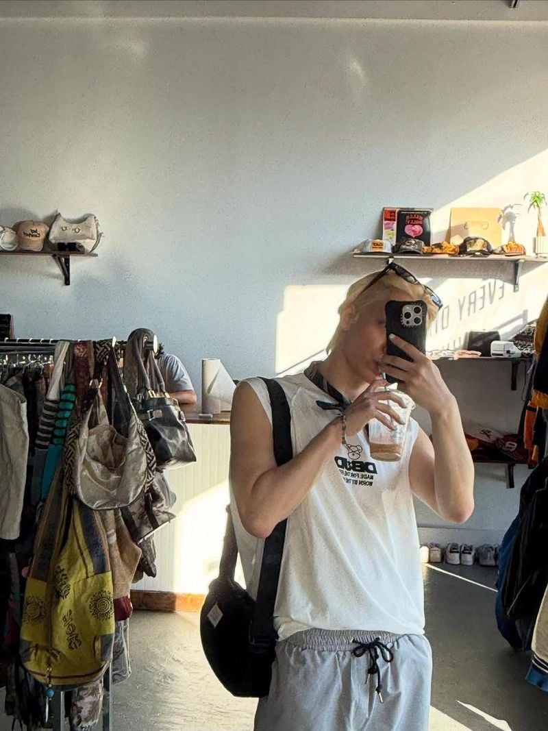 “여름 한낮의 빛을 머금고”…환웅, 거울 셀카로 청량→여유 폭발 / 그룹 원어스 환웅 인스타그램