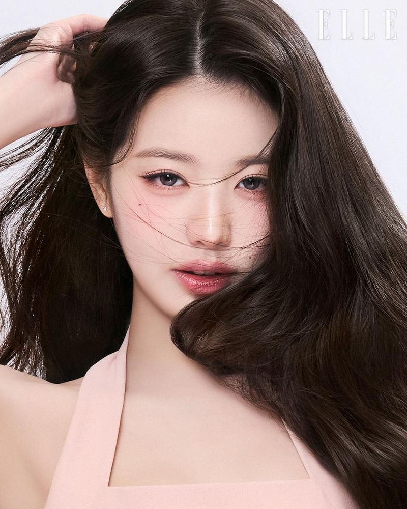 “장원영의 완벽한 루틴”…아이브 장원영, ‘엘르’ 화보서 제네시스 두피 케어 자신감→프렌치 럭셔리의 새 기준 / 엘르
