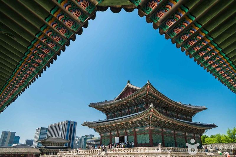 사진 출처 = 포토코리아(한국관광공사) 현대 건물 속의 경복궁