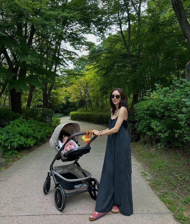 “우리 가족 여행 시작”…손담비, 싱그러운 미소→여름 힐링 산책 / 가수, 배우 손담비 인스타그램