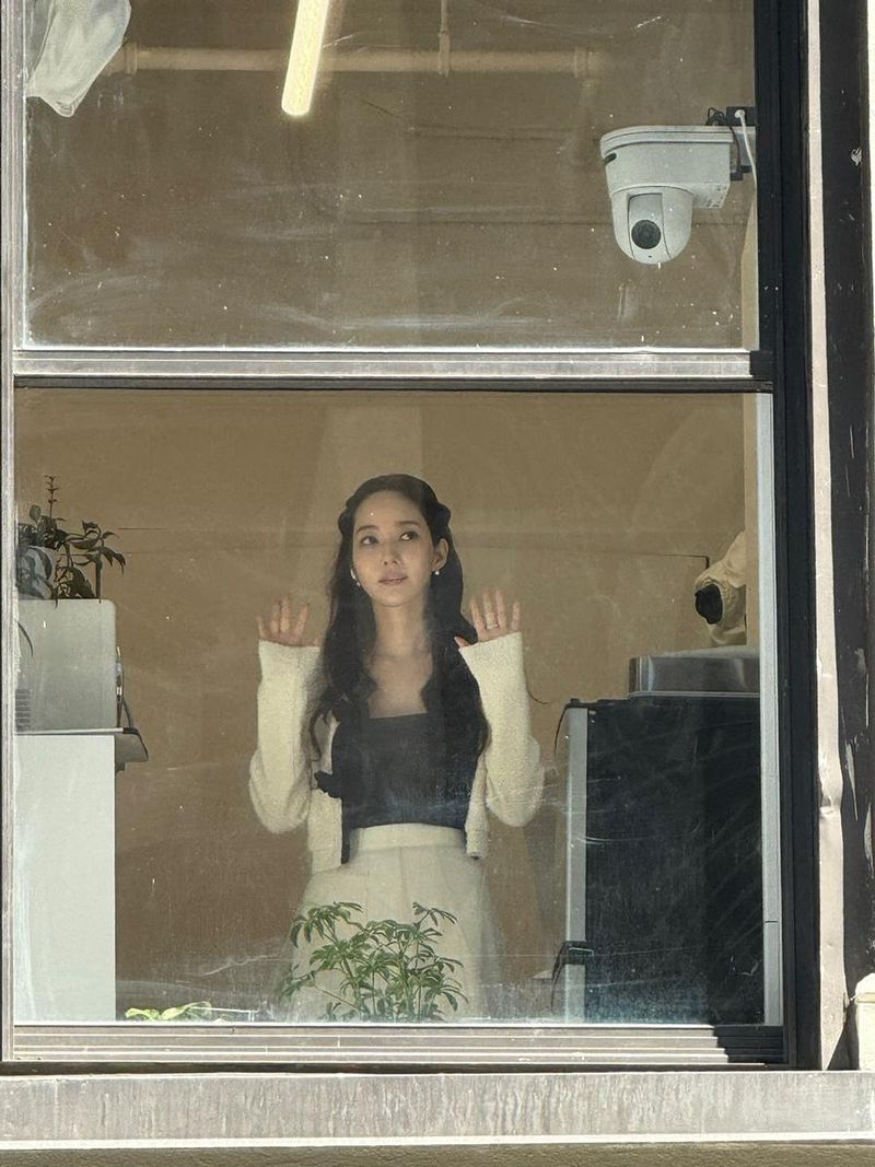 “유리창 너머 맑은 인사”…박민영, 뉴욕 햇살 아래→여운 깊은 근황 / 배우 박민영 인스타그램