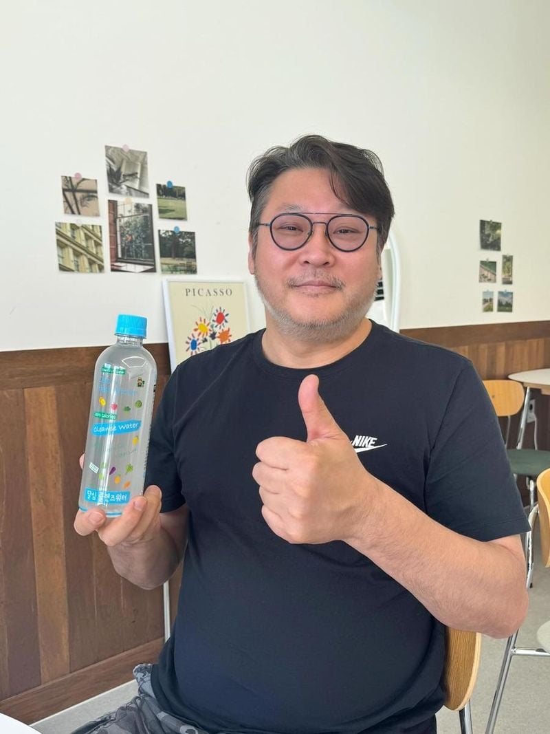 “다 같이 마셔요”…최무성, 맑은 미소로 보내는 여름 응원 / 배우 최무성 인스타그램