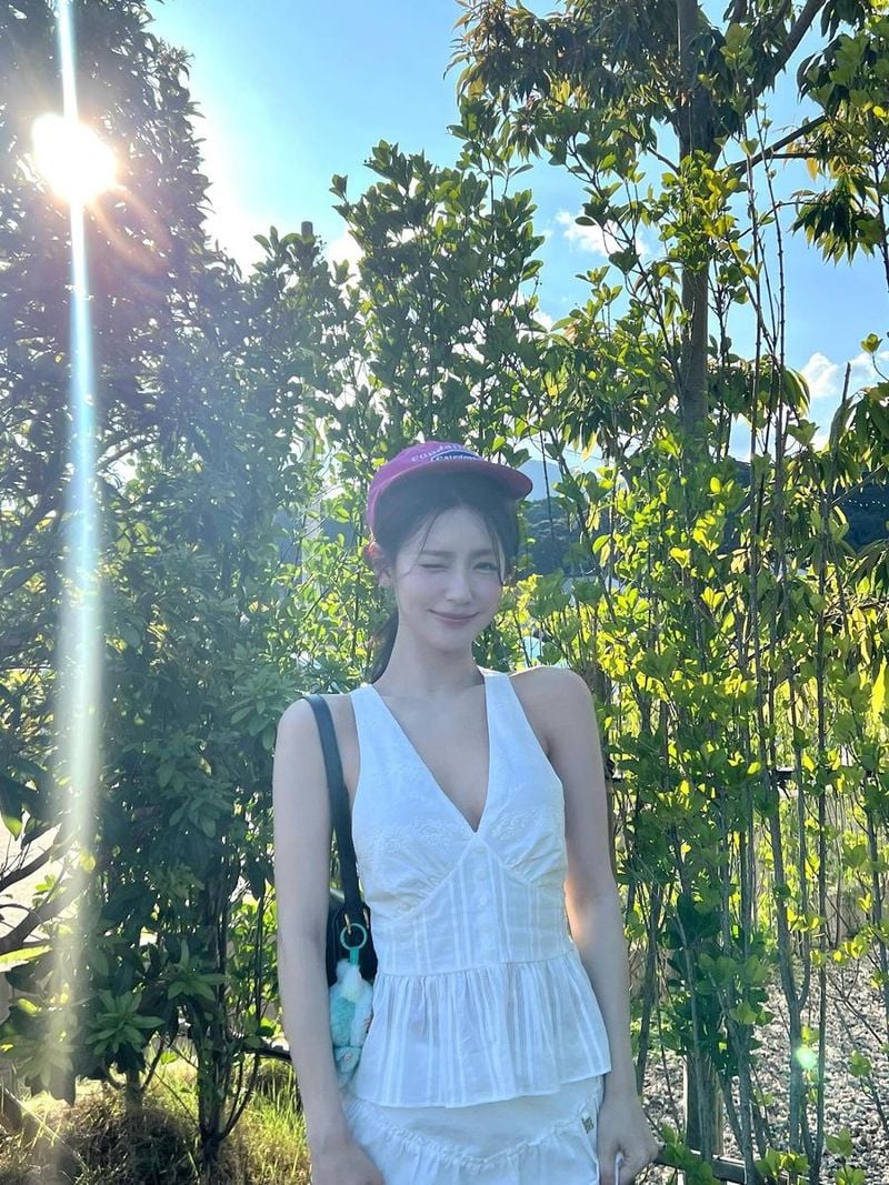 “여름 공기 따라 흐르는 미소”…미연, 햇살 아래 환한 순간→청량한 아우라 / 걸그룹 아이들 미연 인스타그램