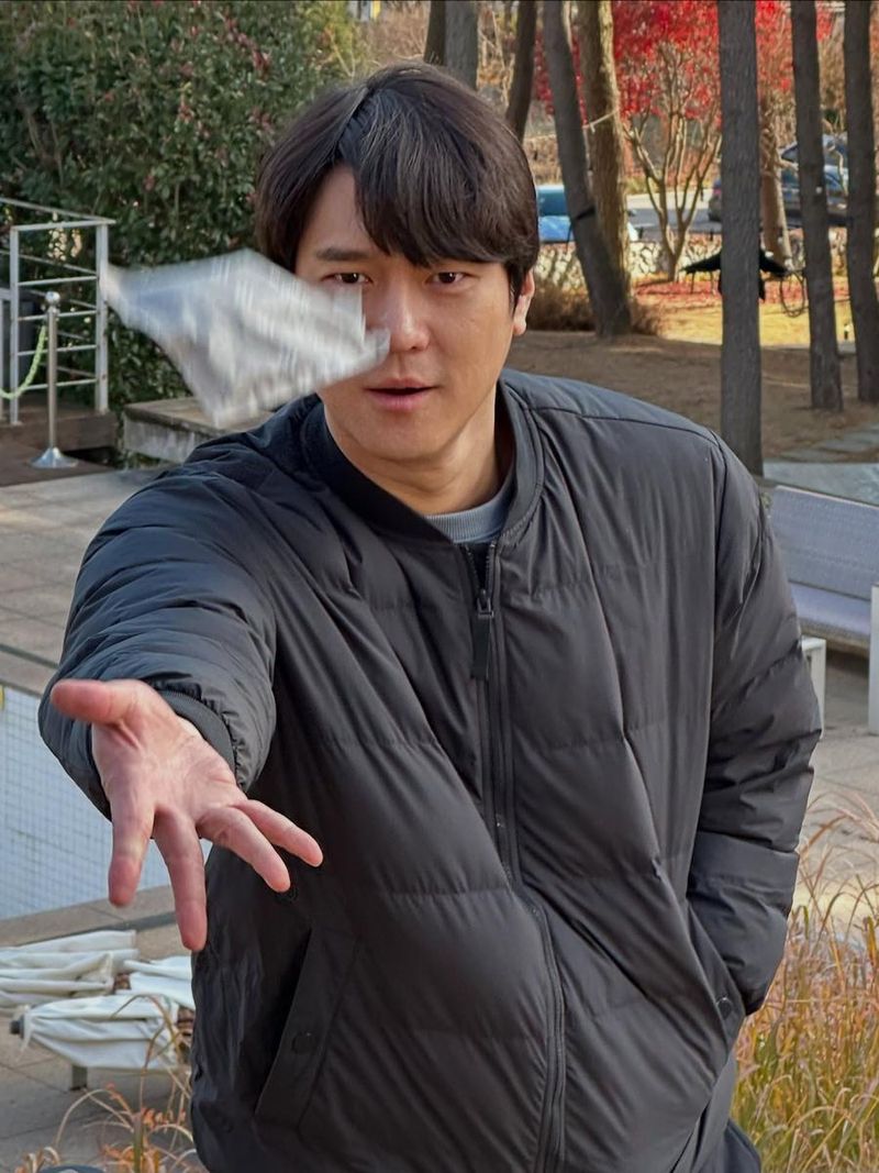 “첫 장편 앞두고 던진 시선”…고경표, 겨울빛 속 각오→부산의 설렘 / 배우 고경표 인스타그램