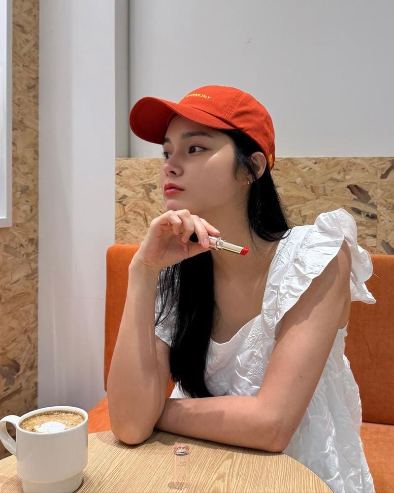 “립밤도 모자도 같은 색으로”…한으뜸, 오후의 여유→감각적 포즈 / 모델 한으뜸 인스타그램
