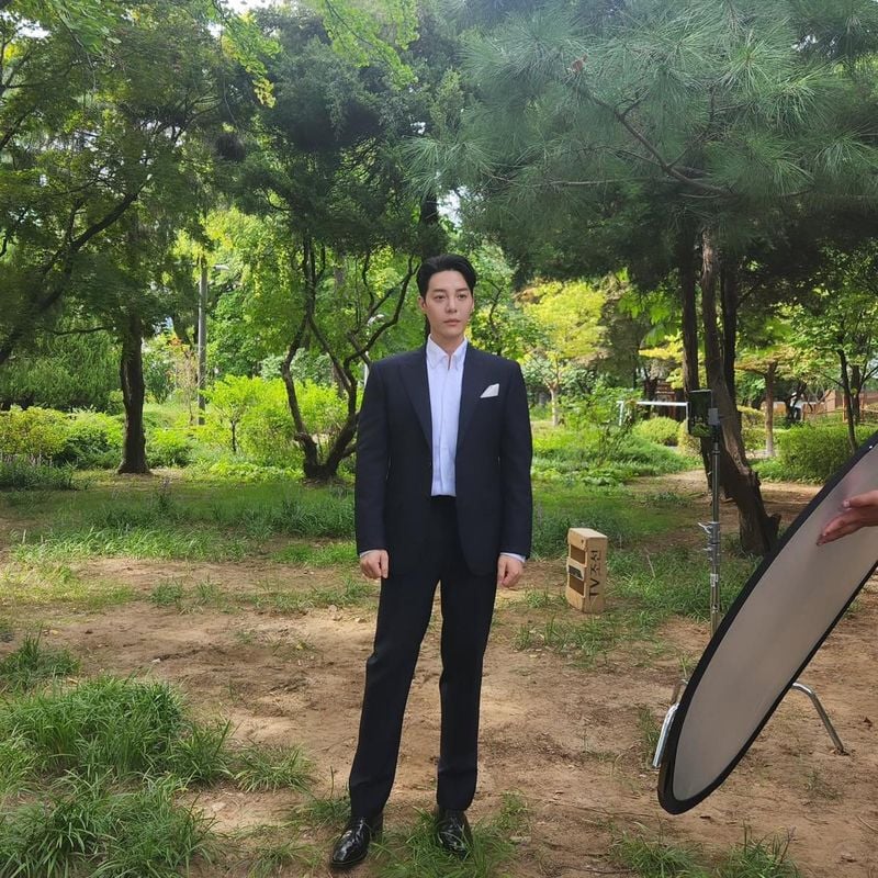 “덥다더워”…한기웅, 짙은 여름 속 단정한 수트→강렬 존재감 / 배우 한기웅 인스타그램