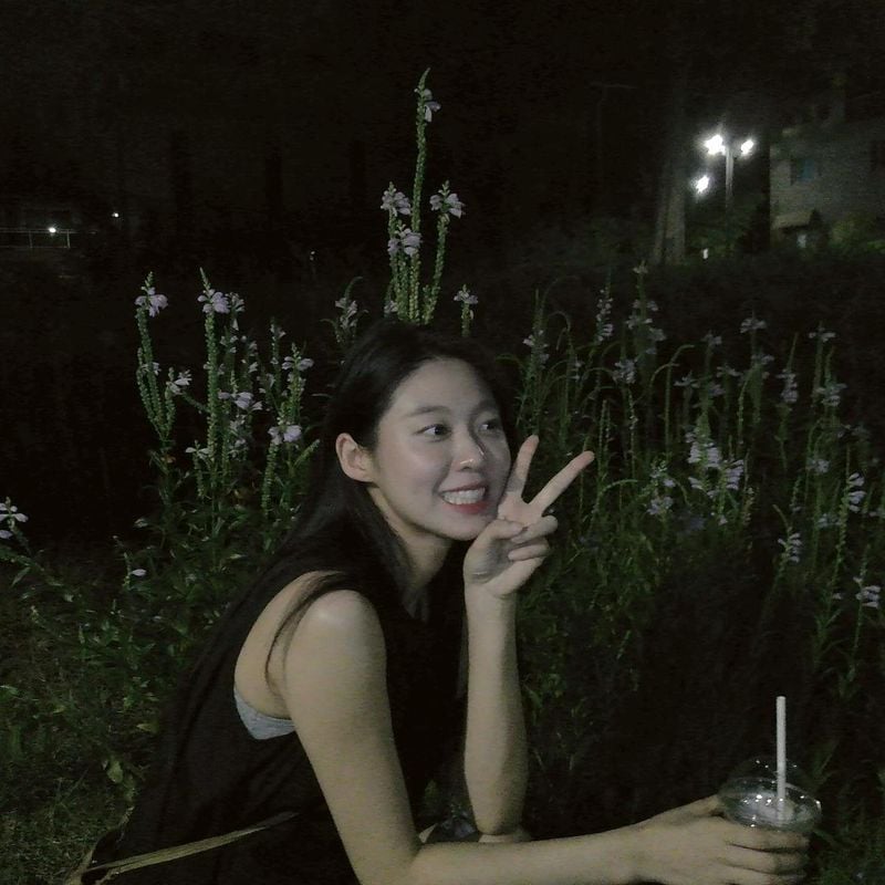 “여름 밤 이거 좋은거네”…김설현, 깊어가는 달빛 아래→잔잔한 미소 / 배우 김설현 인스타그램