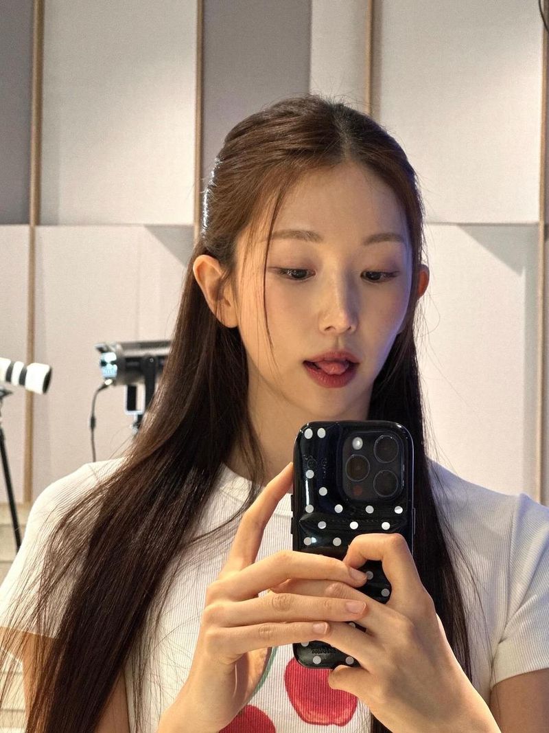 “그댄달라요오오오오오”…케이시, 청순 미소→거울 앞 반전 셀카 / 가수 케이시 인스타그램
