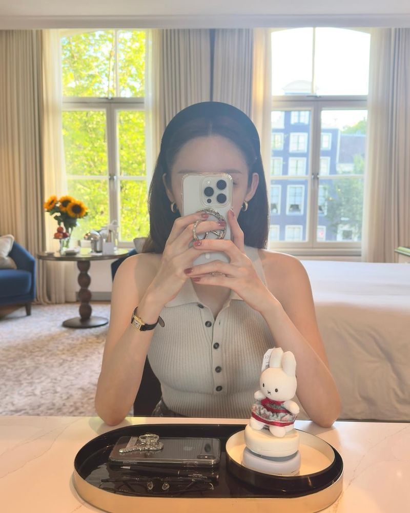 “헤헤.. 반 고흐와 미피 그리고”…강민경, 여름 오후→여유로운 미러 셀카 / 걸그룹 다비치 강민경 인스타그램