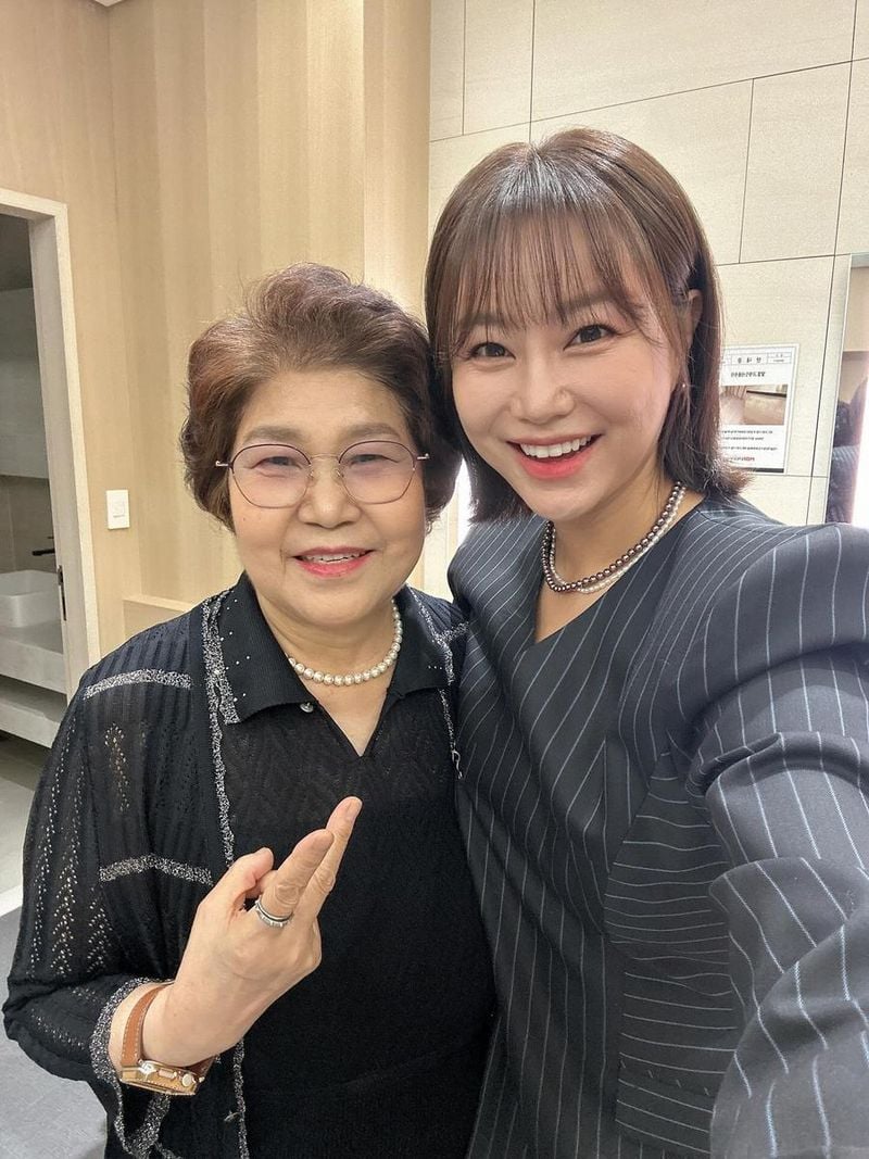 “엄마 참 곱네”…김양, 따스한 미소→진주빛 우아함 / 가수 김양 인스타그램