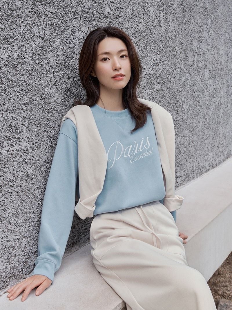 “잔잔한 여름의 무드”…하영, 푸른빛 담은 시선→고요함 속 여유 / 배우 하영 인스타그램