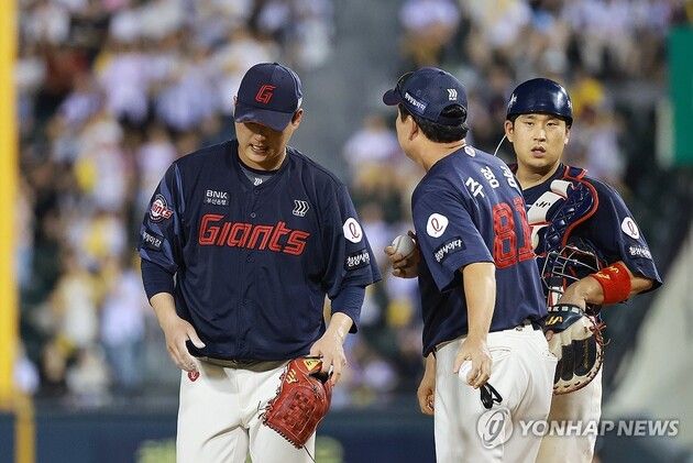 “22년 만에 10연패 수렁”…롯데, LG에 3-5 패하며 4위로 추락 / 연합뉴스