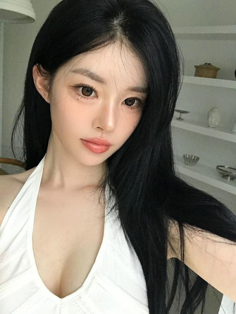 “고요한 밤의 여운”…유혜원, 청초한 눈빛→순백의 자아 / 커플팰리스2 출연자 모델 유혜원 인스타그램