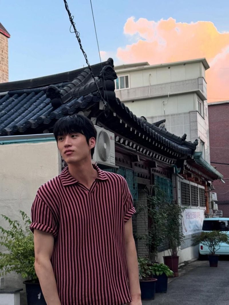 “예쁜 카페는 테이블이 꼭 이렇더라”…전준호, 해질녘 골목→감수성 폭발 근황 / 배우 전준호 인스타그램