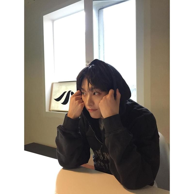 “남은 사진 모음 ver.2”…김인성, 고요한 저녁→후드 속 깊은 시선 / 그룹 SF9 김인성 인스타그램