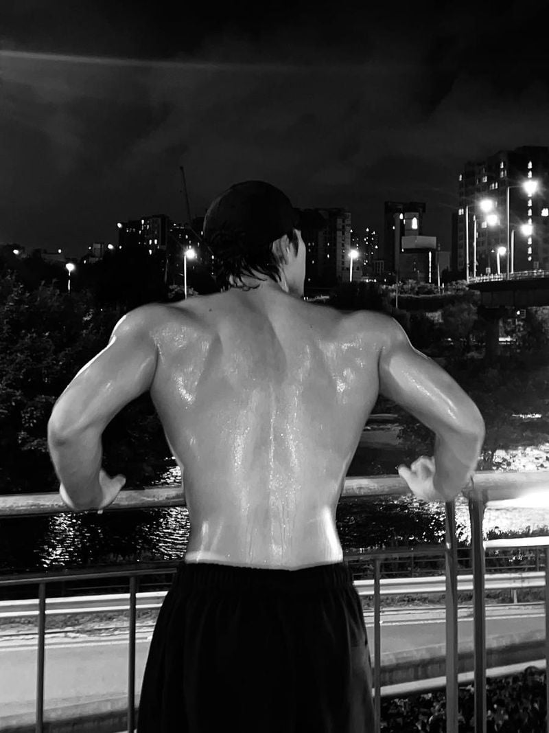 “땀으로 빚은 밤”…임지민, 여름 러닝→압도적 등 근육 / 그룹 저스트비 임지민 인스타그램