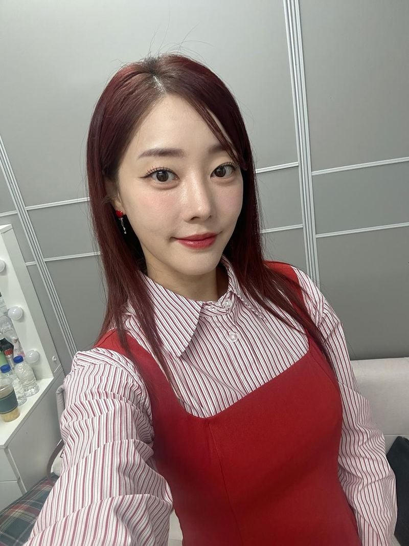 “붉은 여운 머문 순간”…고우리, 설렘 속 미소→가을 기운 물씬 / 배우 고우리 인스타그램