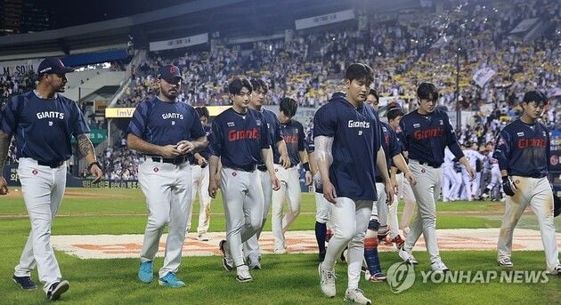 “10연패 수렁”…롯데, LG에 패하며 4위로 하락 2004년 삼성만이 넘은 벽 / 연합뉴스