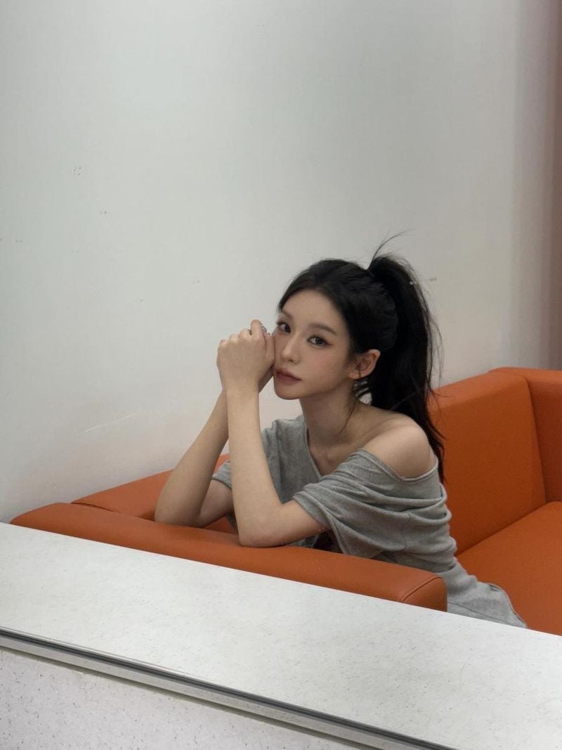 “어깨 위로 흐르는 여름”…이수담, 포니테일 미학→시선 압도 / 걸그룹 시크릿넘버 이수담 인스타그램