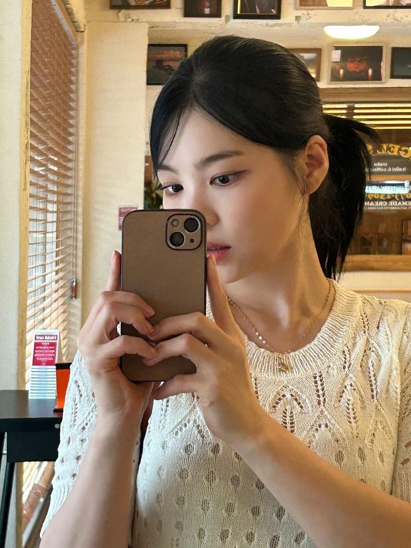 “유리창 너머 맑은 시선”…유수현, 담백한 여름→고요한 셀카 여운 / 가수 유수현 인스타그램