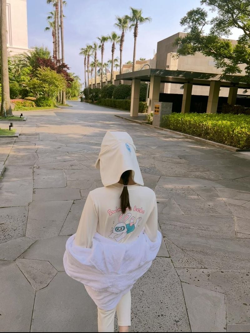 “뜨거운 오후의 여유”…박정아, 휴양지 산책→여름 감성 물씬 / 배우 박정아 인스타그램