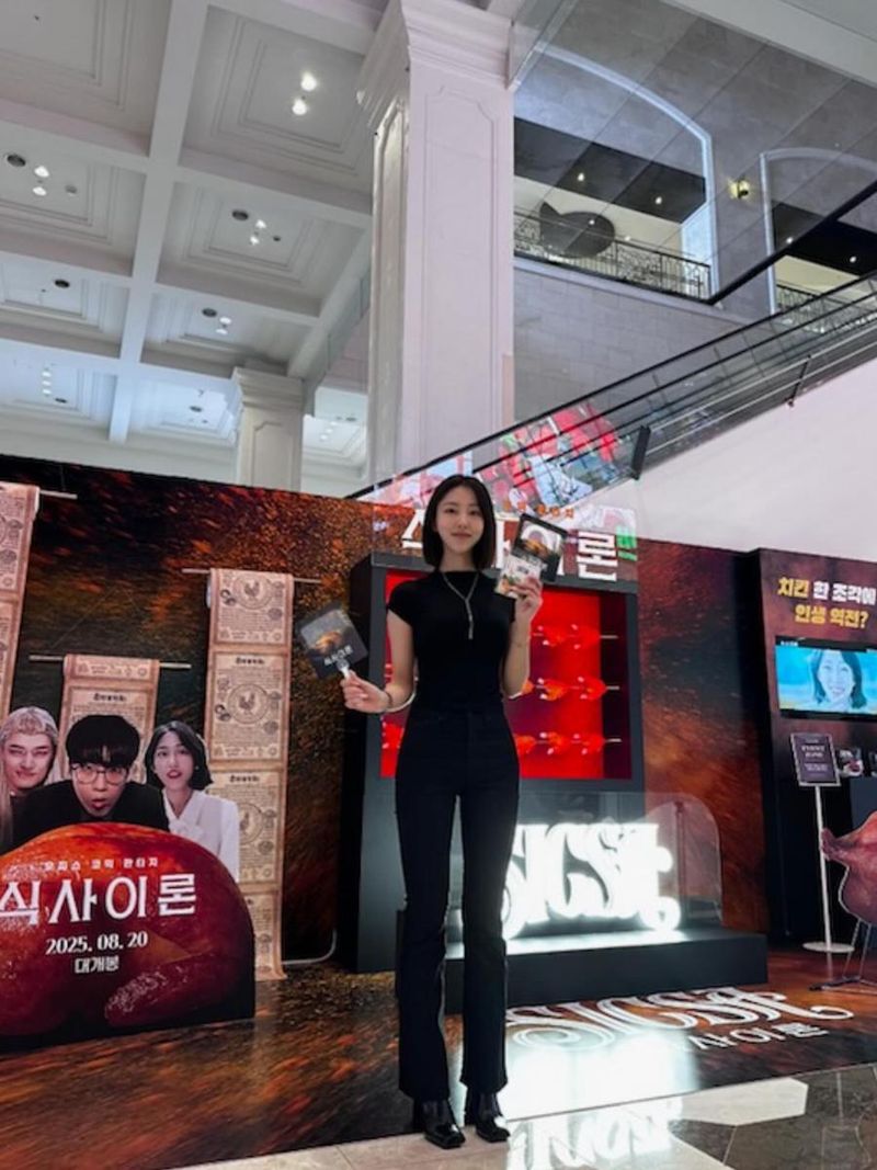 “식사이론이 시작됐다”…홍서희, 개봉날 극장 로비→기대감 폭발 / 배우 홍서희 인스타그램