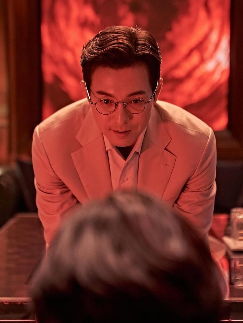 “붉은 빛 아래 속삭이는 순간”…정성일, 긴장과 미소 사이→배우의 깊은 눈빛 / 배우 정성일 인스타그램