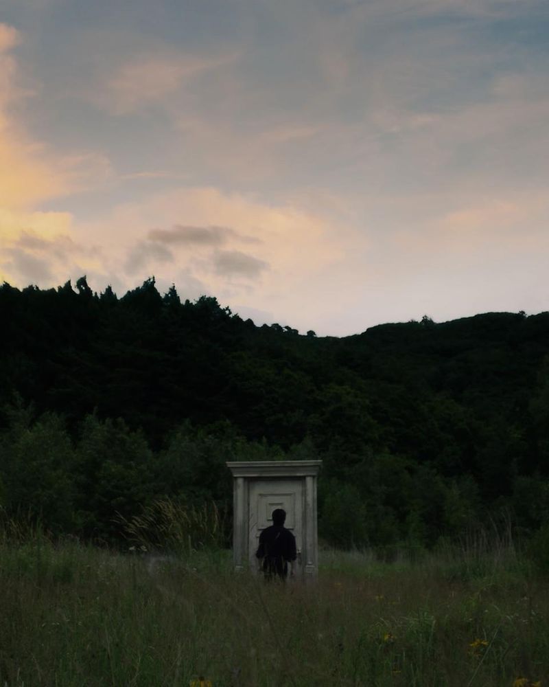 “문의 끝에 서서”…임현식, 저무는 여름 하늘→고요한 변주 / 그룹 비투비 임현식 인스타그램