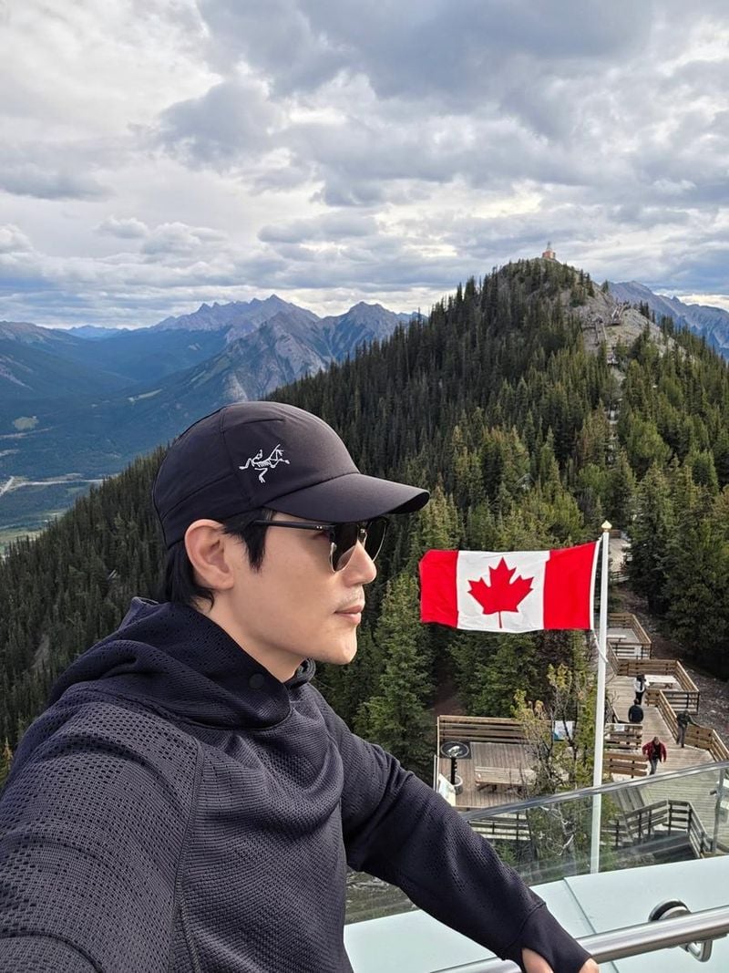 “구름 사이 고요한 쉼”…김강우, 여름 산맥 위→자유로움 만끽 / 배우 김강우 인스타그램