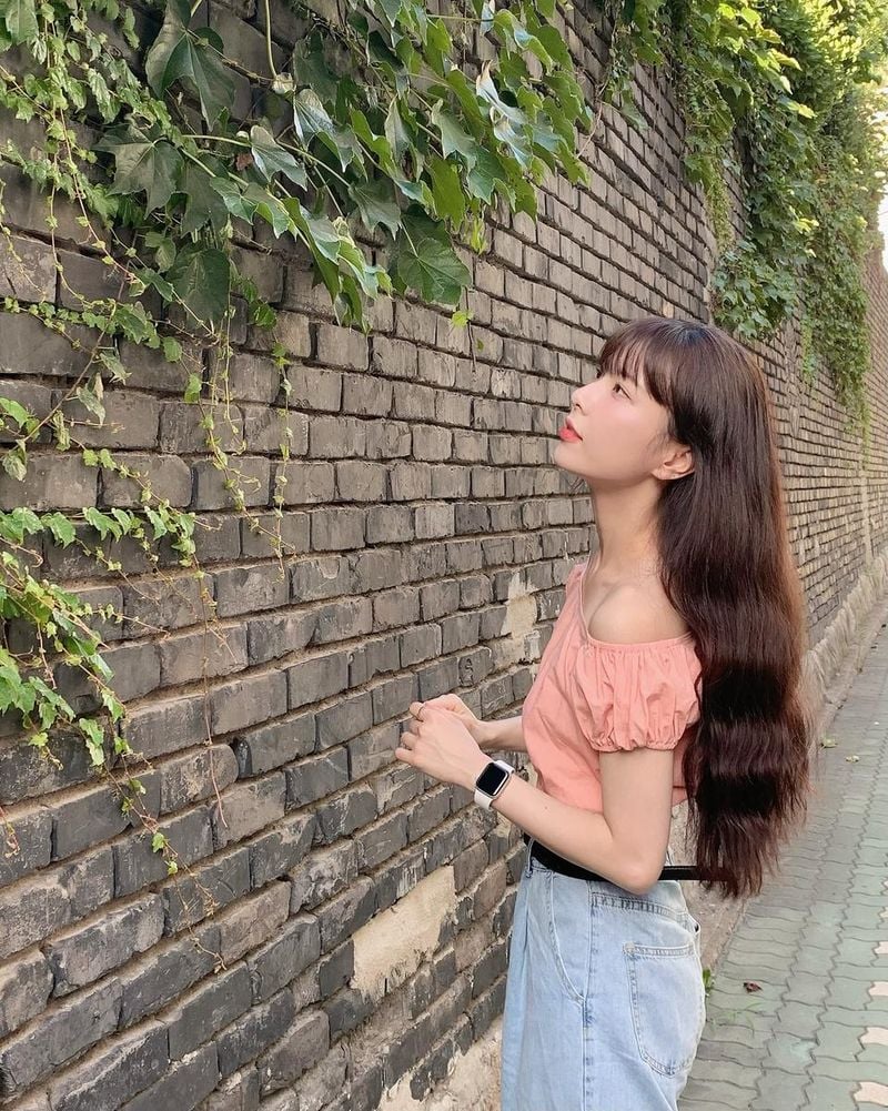 “여름 오후의 담장 따라”…표혜미, 느긋한 시선→자연 속 청순 미소 / 걸그룹 나인뮤지스 표혜미 인스타그램