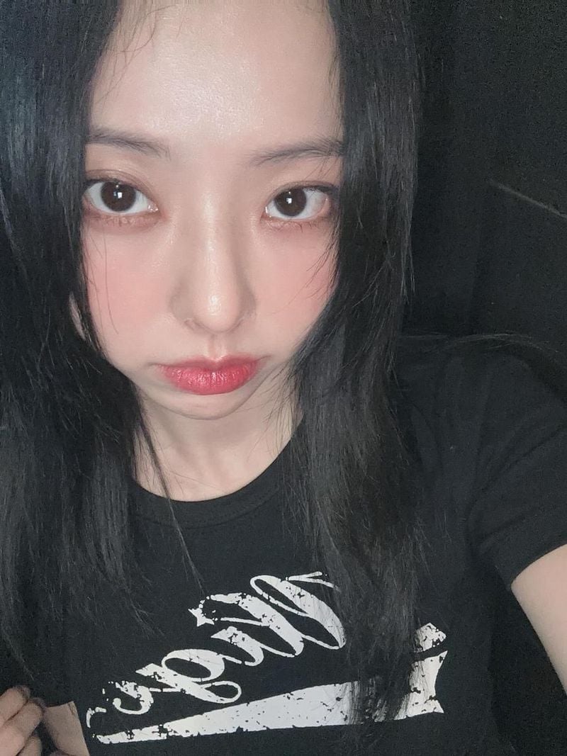 “어둠에 스며든 시선”…비비, 무심한 눈빛→밤의 여운 / 걸그룹 루셈블 비비 인스타그램