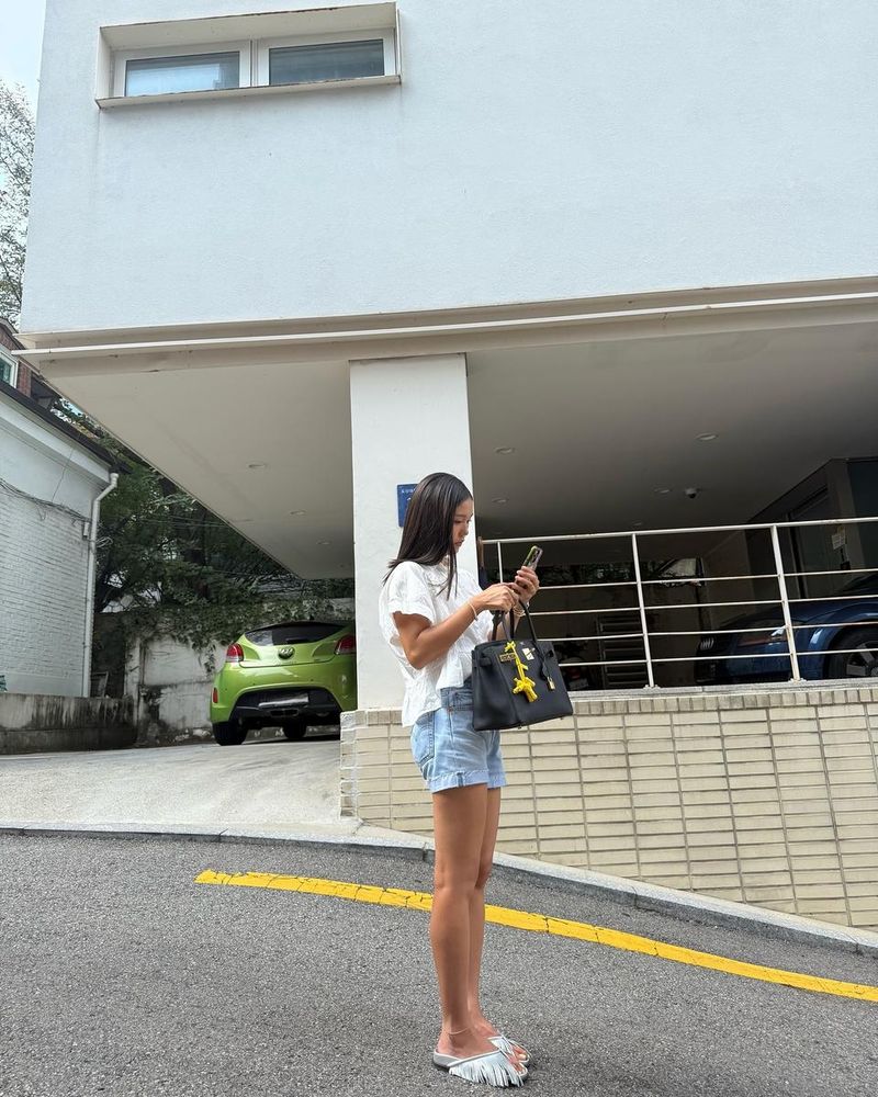 “파란하늘 하늘색 꿈”…미미, 여름 오후에 담긴 여유→청량함 가득 산책 / 걸그룹 오마이걸 미미 김미현 인스타그램