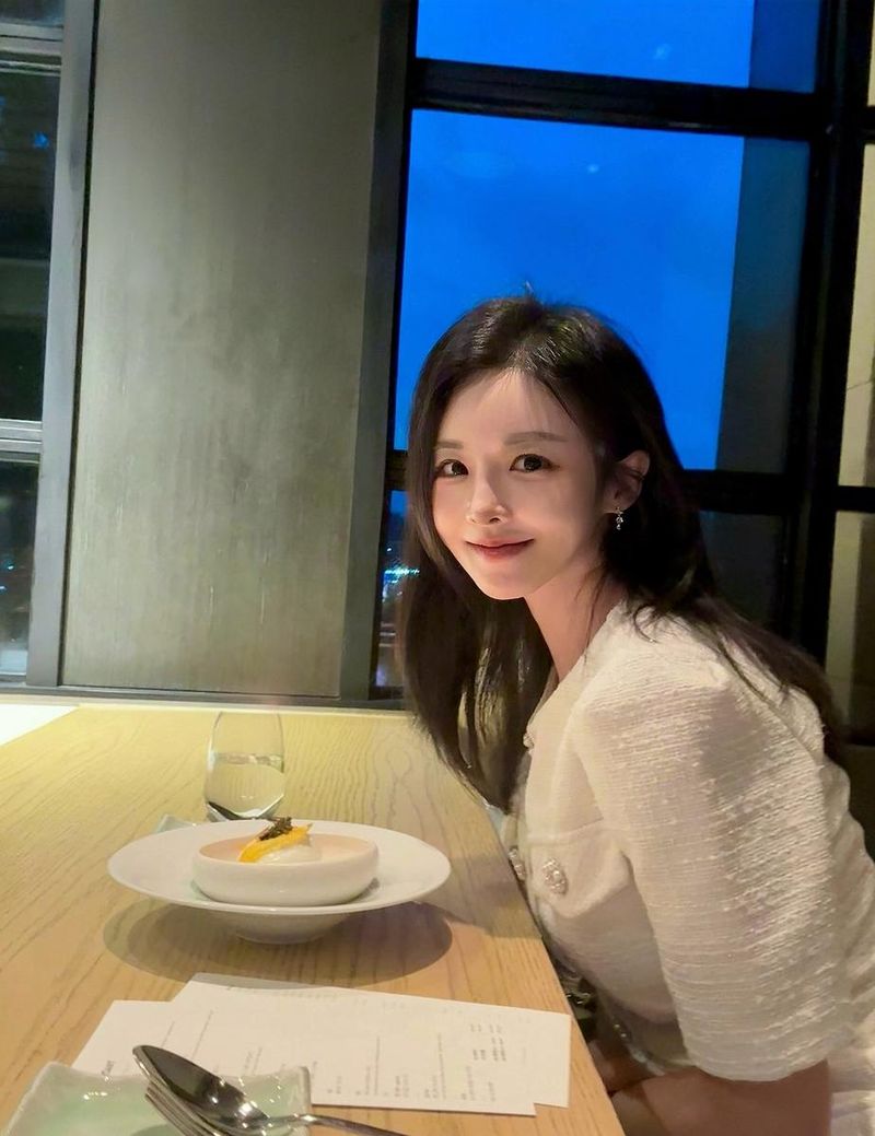 “가을 기다리는 중”…김효진, 밤빛 속 기대→여운 가득한 미소 / 아나운서 김효진 인스타그램