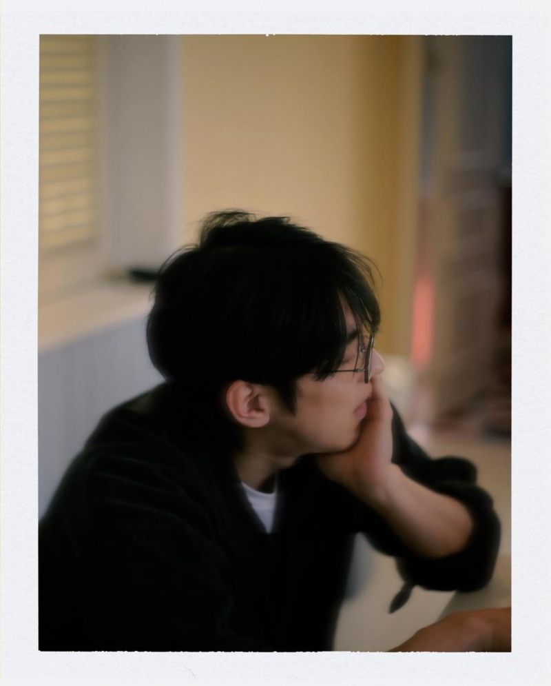 “아, 왜, 계속 덥..”…홍이삭, 여름 저녁의 공기→멍하니 생각 잠긴 실루엣 / 가수 홍이삭 인스타그램