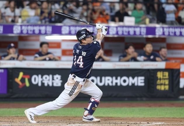 “박계범 만루포 폭발”…두산, 류현진 제압하며 7연승 질주 / 연합뉴스