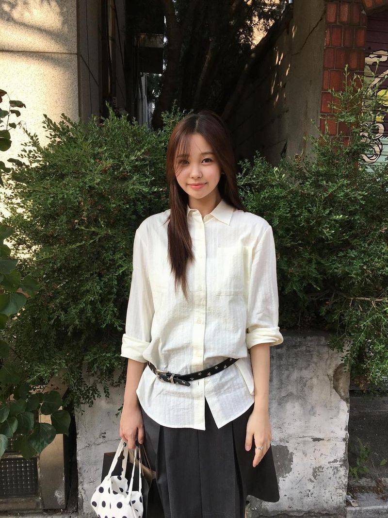 “햇살 아래 고요한 미소”…한지효, 여유와 설렘→초가을 산책 감성 / 걸그룹 위클리 한지효 인스타그램