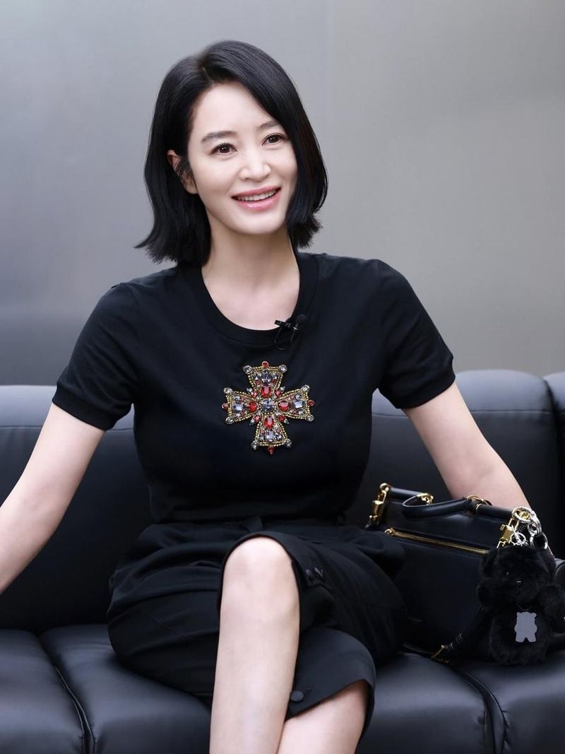 “차분한 미소에 머무는 순간”…김혜수, 짙은 여름밤→단정한 아름다움 / 배우 김혜수 인스타그램