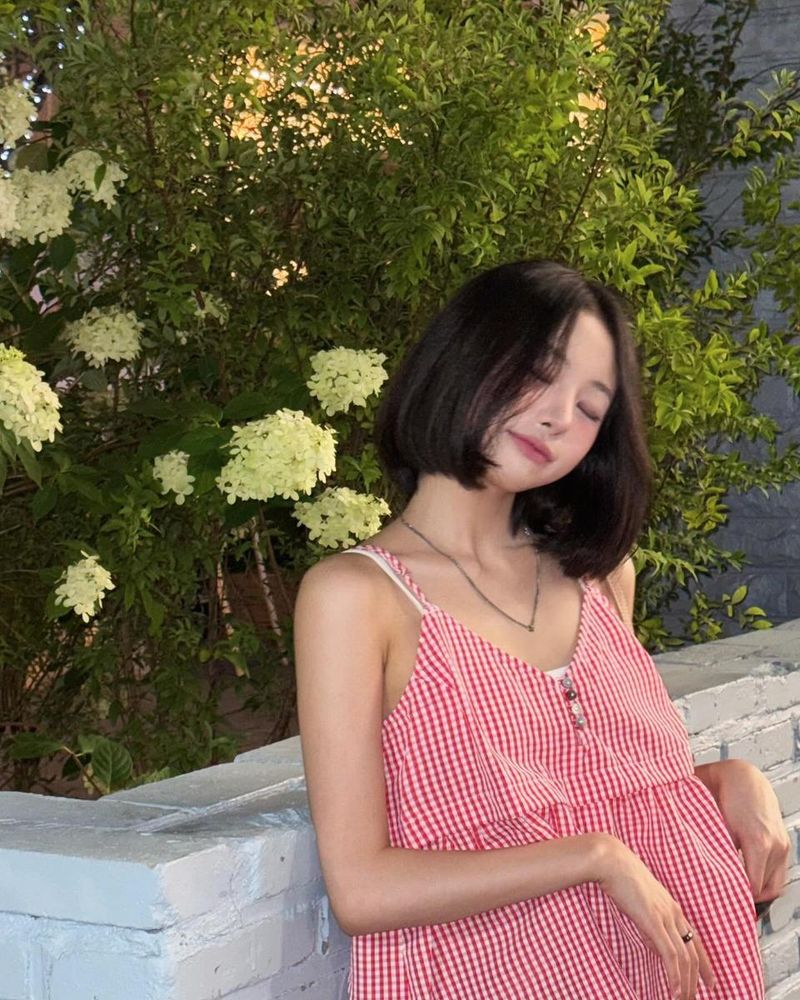 “눈을 감은 채 여름을 머금고”…션, 청량한 밤공기→잔잔한 감성 폭발 / 걸그룹 빌리 션 인스타그램