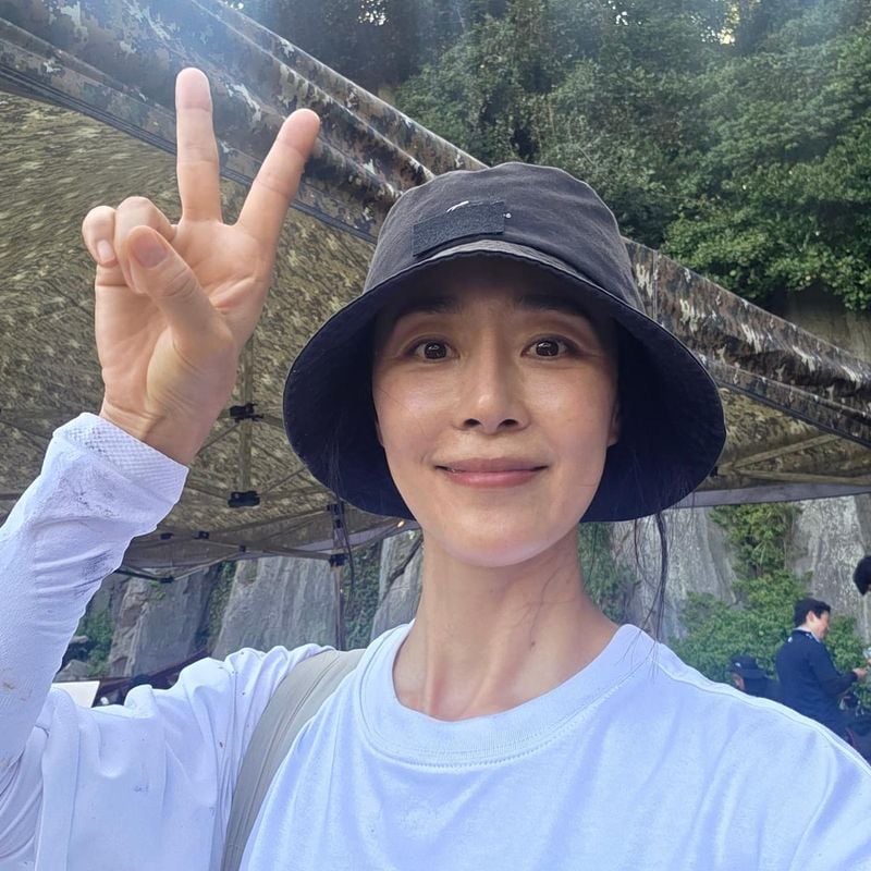 “남해 무인도 팀플레이 존경 배려”…문정희, 여름 햇살 아래→새로운 자극 담은 미소 / 배우 문정희 인스타그램