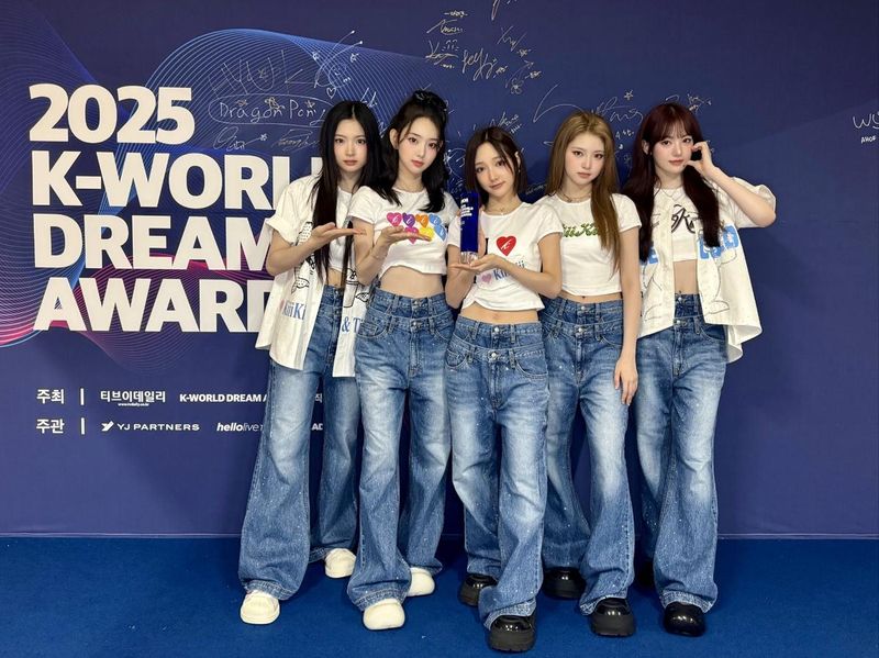 “키키, 신인상 세 번의 기록”…‘케이 월드 드림 어워즈’ 수상→젠지 파워 입증 / 스타쉽엔터테인먼트