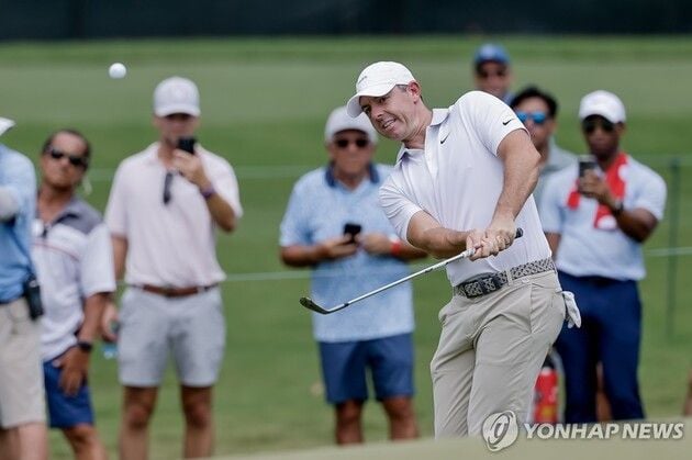 “관중석 맞히는 벙커샷”…매킬로이, 18번홀 극적 버디로 66타 / 연합뉴스