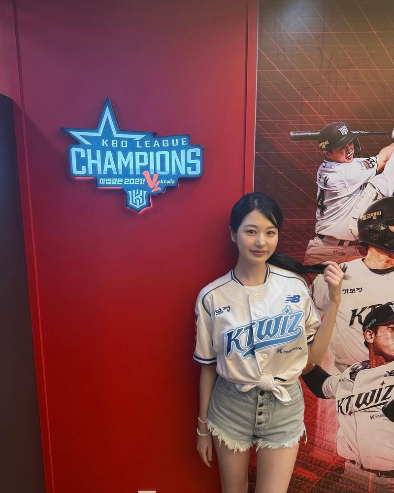“여름 야구의 설렘과 함께”…장다아, kt wiz 유니폼→청량 존재감 / 배우 장다아 인스타그램