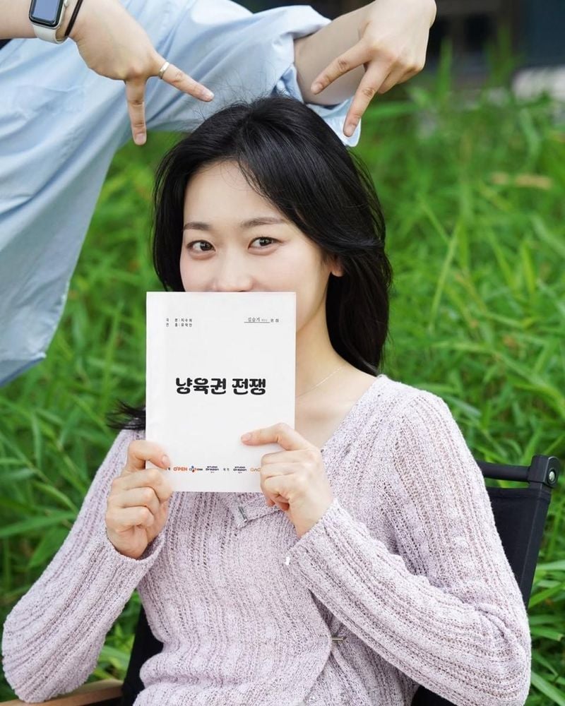 “맑은 눈빛이 주는 설렘”…김슬기, 대본 인증→가을 오후의 전율 / 배우 김슬기 인스타그램
