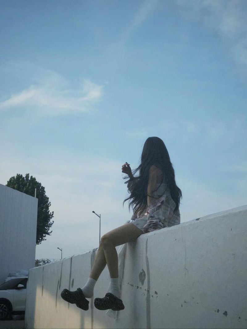 “하늘 바라보는 이 순간”…홍은채, 여름 오후→몽환적 감성 / 걸그룹 르세라핌 홍은채 인스타그램