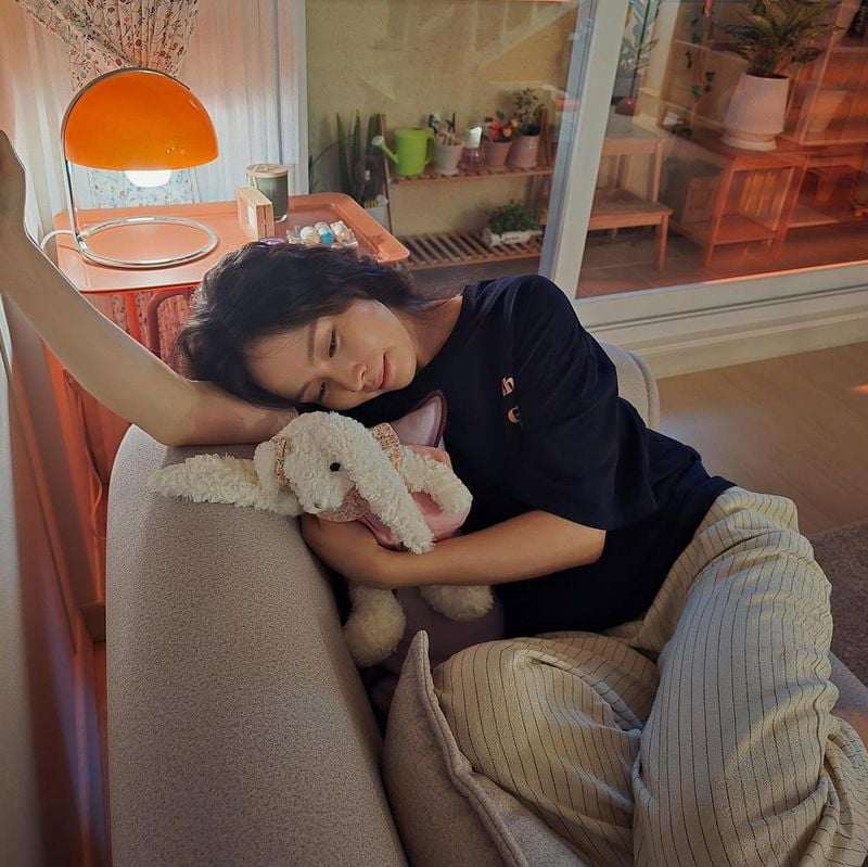“고요한 오후, 토닥이는 온기”…최윤라, 나른한 휴식→감성 일상 포착 / 배우 최윤라 인스타그램