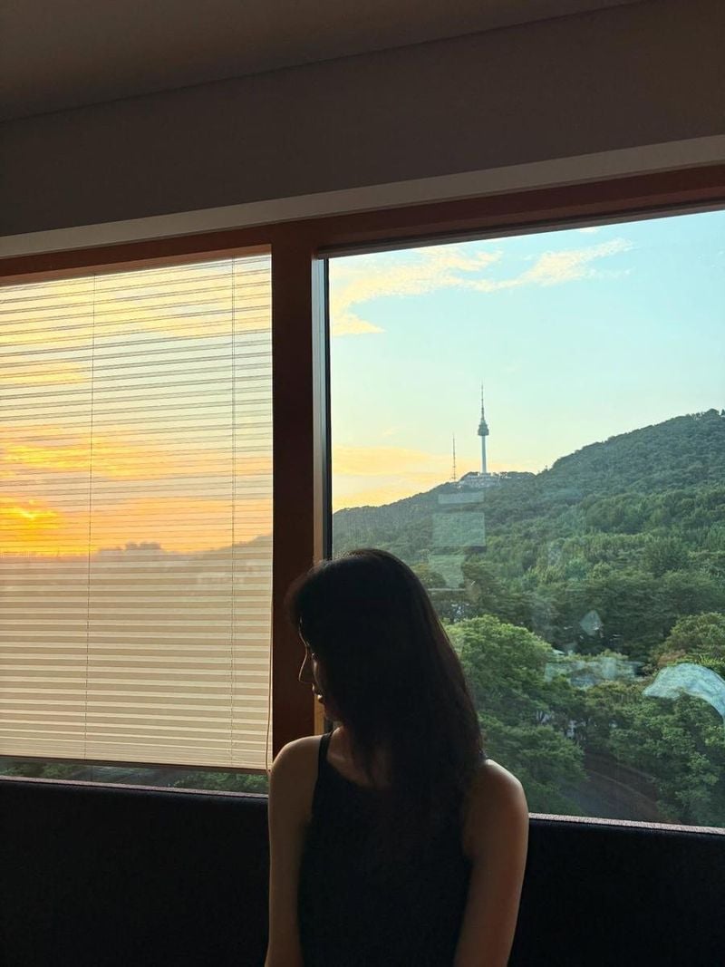 “한여름 밤의 꿈처럼”…홍비라, 고요한 저녁→실루엣 감성 빛났다 / 배우 홍비라 인스타그램
