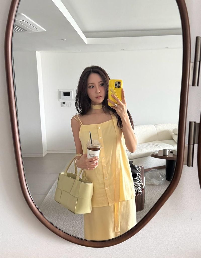 “노란빛으로 물든 하루”…효민, 청량함 폭발→여름 거울셀카 / 걸그룹 티아라 효민 인스타그램