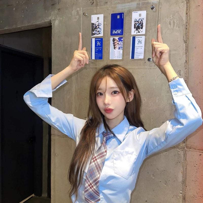 “여름에 더 빛난 순간”…마젠타, 푸른 셔츠→시선 압도하는 존재감 / 걸그룹 QWER 마젠타 인스타그램