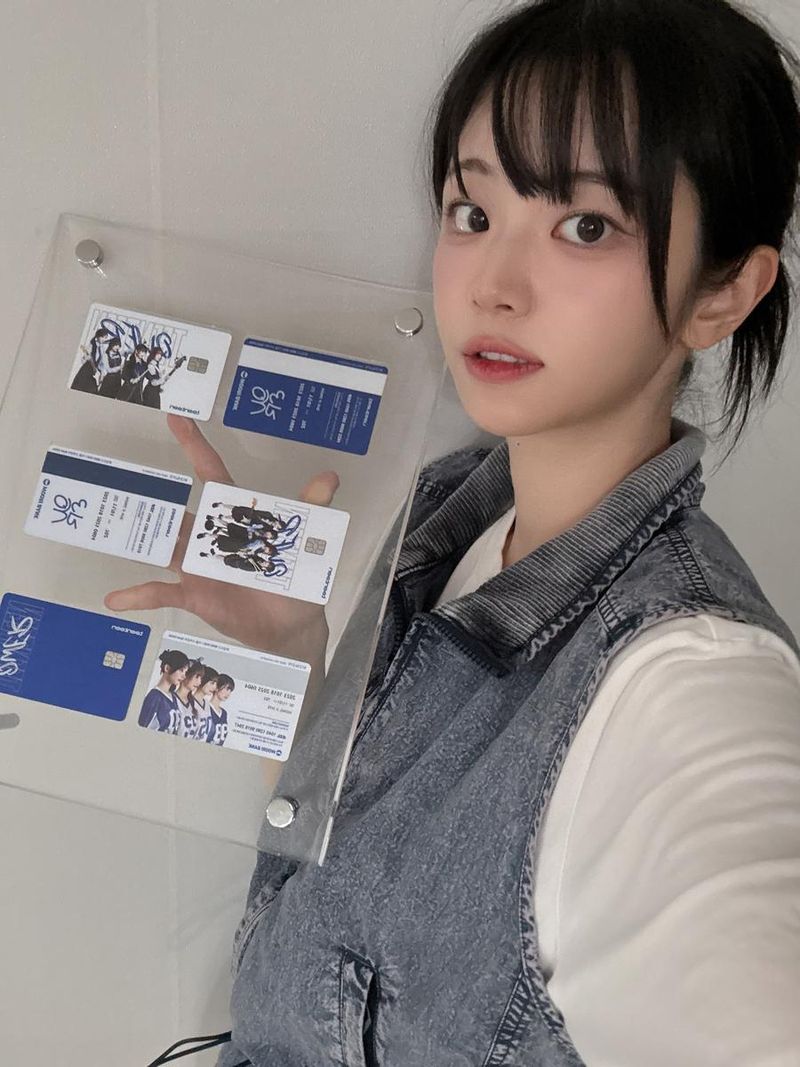 “차분한 설렘 가득”…쵸단, 투명 액자 속 순간→시선 사로잡은 미소 / 걸그룹 QWER 쵸단 인스타그램